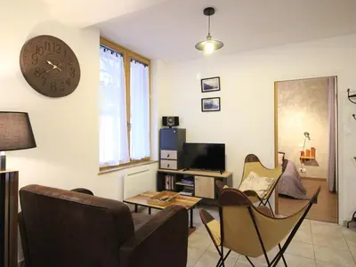 Télévision ou salle de divertissement dans l'établissement Beau F3 avec parking et animaux acceptés, proche Thermes - FR-1-415-165