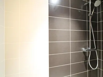 Salle de bains dans l'établissement Beau F3 avec parking et animaux acceptés, proche Thermes - FR-1-415-165