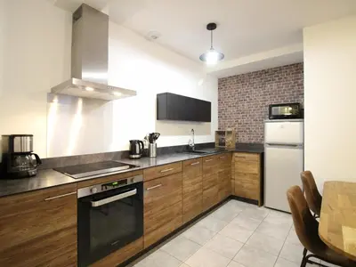 Cuisine ou kitchenette dans l'établissement Beau F3 avec parking et animaux acceptés, proche Thermes - FR-1-415-165