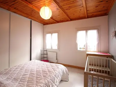 Un ou plusieurs lits dans un hébergement de l'établissement LE MONT-DORE Appartement 10 couchages avec WIFI, animaux admis - FR-1-415-166