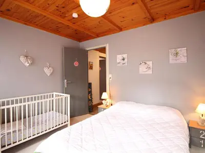 Un ou plusieurs lits dans un hébergement de l'établissement LE MONT-DORE Appartement 10 couchages avec WIFI, animaux admis - FR-1-415-166