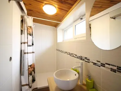 Salle de bains dans l'établissement LE MONT-DORE Appartement 10 couchages avec WIFI, animaux admis - FR-1-415-166