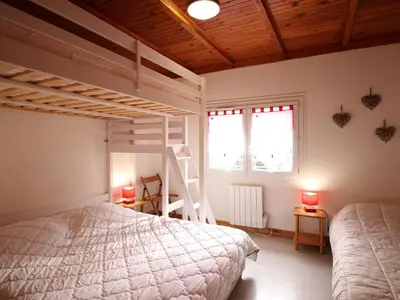 Un ou plusieurs lits dans un hébergement de l'établissement LE MONT-DORE Appartement 10 couchages avec WIFI, animaux admis - FR-1-415-166