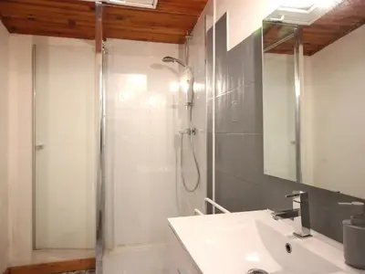 Salle de bains dans l'établissement LE MONT-DORE Appartement 10 couchages avec WIFI, animaux admis - FR-1-415-166