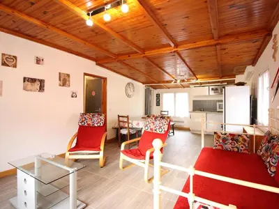 Coin salon dans l'établissement LE MONT-DORE Appartement 10 couchages avec WIFI, animaux admis - FR-1-415-166