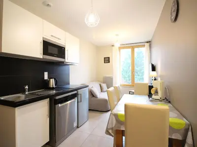 Cuisine ou kitchenette dans l'établissement F2 confortable avec wifi et parking privé, proche thermes - FR-1-415-161