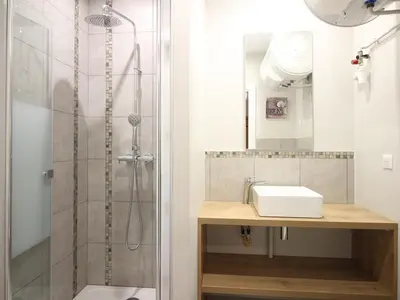 Salle de bains dans l'établissement F2 confortable avec wifi et parking privé, proche thermes - FR-1-415-161
