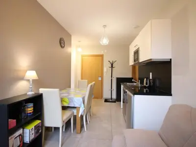Cuisine ou kitchenette dans l'établissement F2 confortable avec wifi et parking privé, proche thermes - FR-1-415-161