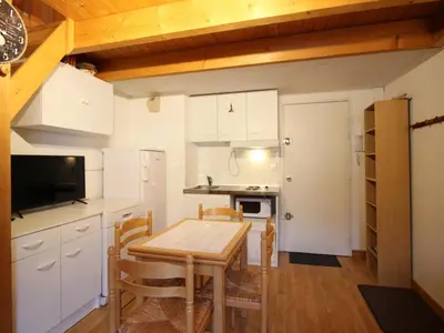 Cuisine ou kitchenette dans l'établissement Appartement F2 Bis Près des Pistes Pour 5 Personnes - FR-1-415-172