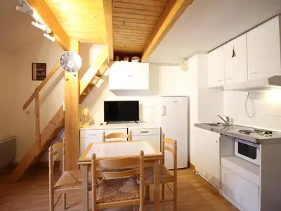 Cuisine ou kitchenette dans l'établissement Appartement F2 Bis Près des Pistes Pour 5 Personnes - FR-1-415-172