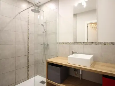 Salle de bains dans l'établissement F2 bis au Mont-Dore avec parking proche Thermes - FR-1-415-162