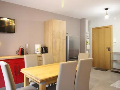 Cuisine ou kitchenette dans l'établissement F2 bis au Mont-Dore avec parking proche Thermes - FR-1-415-162