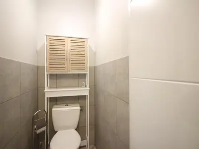 Salle de bains dans l'établissement F2 bis au Mont-Dore avec parking proche Thermes - FR-1-415-162