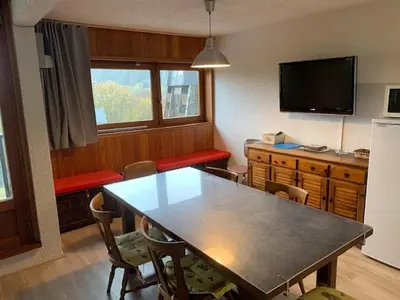 Télévision ou salle de divertissement dans l'établissement Confortable F2 bis avec balcon au pied des pistes et parking, Mont-Dore - FR-1-415-170