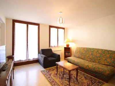 Coin salon dans l'établissement Confortable F2 bis avec balcon, parking, jusqu'à 5 personnes - FR-1-415-173
