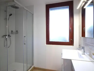 Salle de bains dans l'établissement Confortable F2 bis avec balcon, parking, jusqu'à 5 personnes - FR-1-415-173