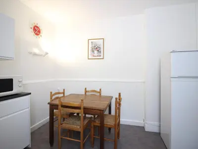 Cuisine ou kitchenette dans l'établissement Appartement F2 avec terrasse et jardinet, proche centre Mont-Dore - FR-1-415-182
