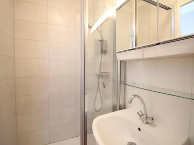 Salle de bains dans l'établissement Appartement F2 avec terrasse et jardinet, proche centre Mont-Dore - FR-1-415-182