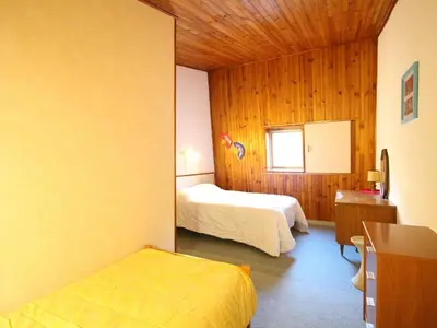 Un ou plusieurs lits dans un hébergement de l'établissement Bel appartement 90m² avec WIFI et parking, près du centre - FR-1-415-180