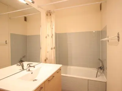 Salle de bains dans l'établissement Bel appartement 90m² avec WIFI et parking, près du centre - FR-1-415-180