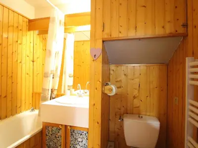 Salle de bains dans l'établissement Appartement centre Mont-Dore, 4 personnes, ascenseur - FR-1-415-184