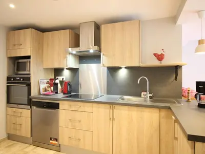 Cuisine ou kitchenette dans l'établissement Appartement T2 de charme au Mont-Dore avec parking et wifi - FR-1-415-176