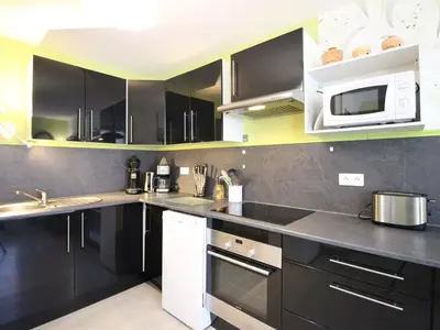 Cuisine ou kitchenette dans l'établissement Appartement F3 WiFi au Mont-Dore, proche centre et thermes - FR-1-415-183