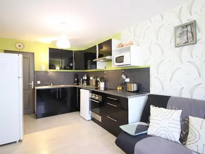 Cuisine ou kitchenette dans l'établissement Appartement F3 WiFi au Mont-Dore, proche centre et thermes - FR-1-415-183