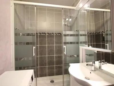 Salle de bains dans l'établissement Appartement F3 WiFi au Mont-Dore, proche centre et thermes - FR-1-415-183