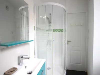 Salle de bains dans l'établissement F2 avec WIFI au centre-ville près des thermes - FR-1-415-193