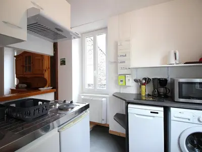 Cuisine ou kitchenette dans l'établissement F2 avec WIFI au centre-ville près des thermes - FR-1-415-193