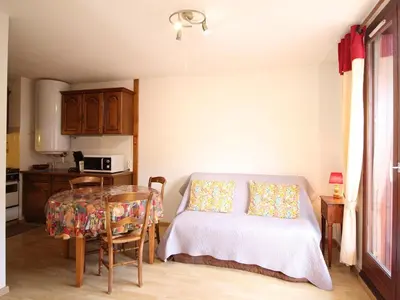 Cuisine ou kitchenette dans l'établissement Appartement F2 au dernier étage avec balcon, wifi et parking - FR-1-415-187
