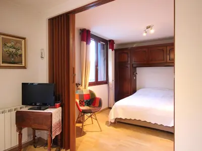Télévision ou salle de divertissement dans l'établissement Appartement F2 au dernier étage avec balcon, wifi et parking - FR-1-415-187