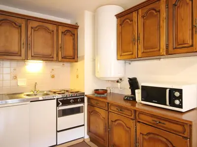 Cuisine ou kitchenette dans l'établissement Appartement F2 au dernier étage avec balcon, wifi et parking - FR-1-415-187