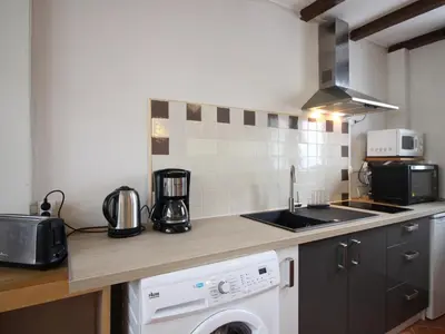 Cuisine ou kitchenette dans l'établissement Mont-Dore : Appartement F3 50m², 2 chambres, dès 475€/sem - FR-1-415-185