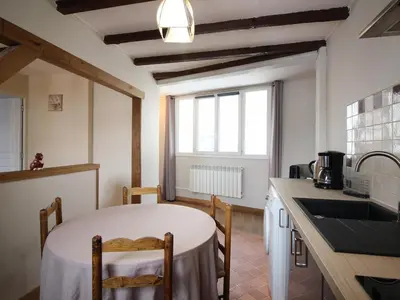 Cuisine ou kitchenette dans l'établissement Mont-Dore : Appartement F3 50m², 2 chambres, dès 475€/sem - FR-1-415-185