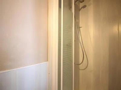 Salle de bains dans l'établissement Mont-Dore : Appartement F3 50m², 2 chambres, dès 475€/sem - FR-1-415-185