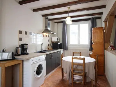 Cuisine ou kitchenette dans l'établissement Mont-Dore : Appartement F3 50m², 2 chambres, dès 475€/sem - FR-1-415-185