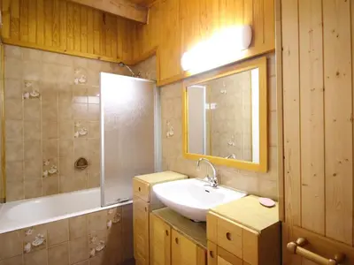 Salle de bains dans l'établissement Duplex spacieux au Mont-Dore avec parking privé - FR-1-415-177