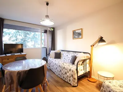 Coin salon dans l'établissement Appartement F2 avec parking, proche commodités et thermes - FR-1-415-179