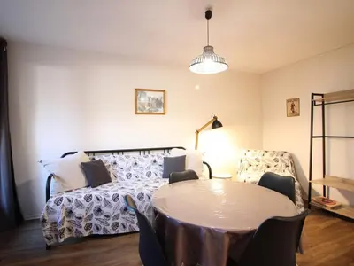 Coin salon dans l'établissement Appartement F2 avec parking, proche commodités et thermes - FR-1-415-179
