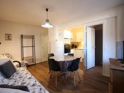 Cuisine ou kitchenette dans l'établissement Appartement F2 avec parking, proche commodités et thermes - FR-1-415-179