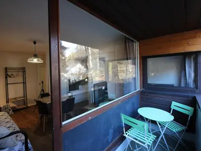 Coin salon dans l'établissement Appartement F2 avec parking, proche commodités et thermes - FR-1-415-179