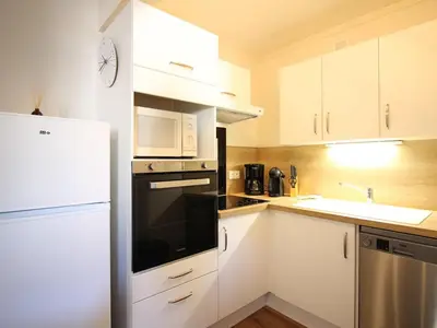 Cuisine ou kitchenette dans l'établissement Appartement F2 avec parking, proche commodités et thermes - FR-1-415-179