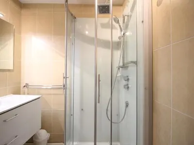 Salle de bains dans l'établissement Appartement F3 avec WIFI, à 50m des Thermes, 6 couchages - FR-1-415-192