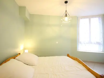 Un ou plusieurs lits dans un hébergement de l'établissement Appartement F3 avec WIFI, à 50m des Thermes, 6 couchages - FR-1-415-192