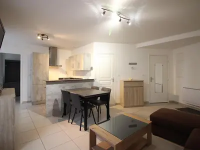 Cuisine ou kitchenette dans l'établissement Appartement F3 avec WIFI, à 50m des Thermes, 6 couchages - FR-1-415-192