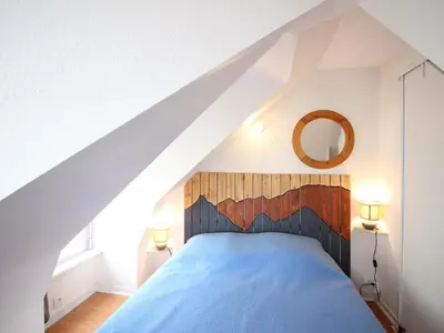 Un ou plusieurs lits dans un hébergement de l'établissement Appartement F1 bis au centre avec WIFI, animaux acceptés - FR-1-415-198