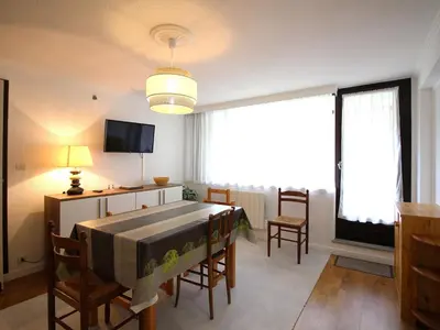 Télévision ou salle de divertissement dans l'établissement Charmant T3 au Mont-Dore, balcon, parking, proche centre - FR-1-415-186