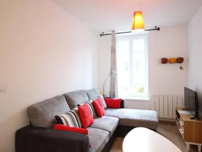 Coin salon dans l'établissement Appartement F4 au 2ème étage, proche centre, WIFI, 6 couchages - FR-1-415-191